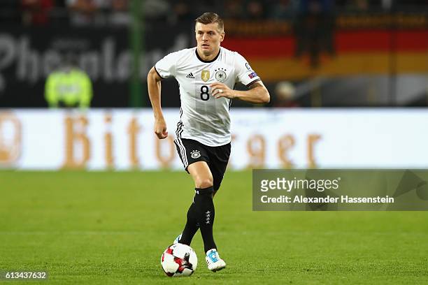 Toni Kroos of Germany runs with the ball during the 2018 FIFA World Cup Qualifier match between Germany and Czech Republic at Volksparkstadion on...