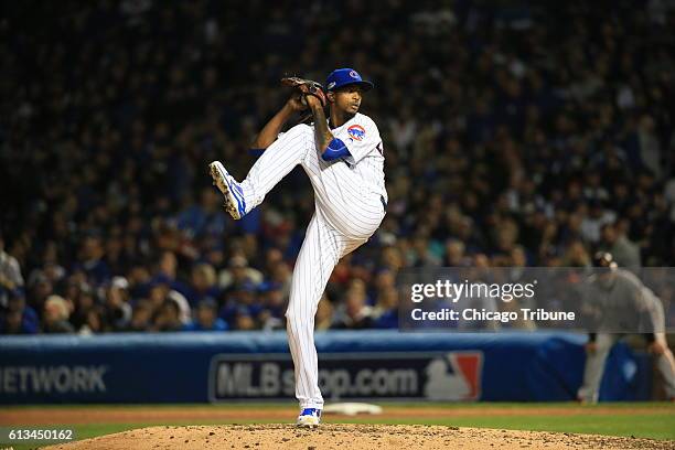 Chicago Cubs pitcher Carl Edwards works during the sixth inning against the San Francisco Giants in Game 2 of the National League Division Series at...