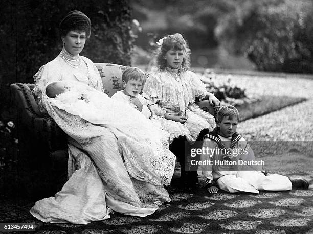Princess Mary of Teck, the Princess of Wales, with her children Princess Mary, Prince Henry, Prince George and Prince John.