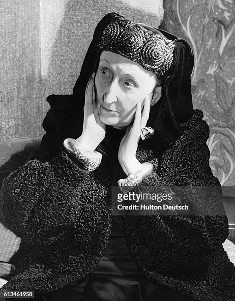 Dame Edith Sitwell , the English poet, at a Press conference, 1952.