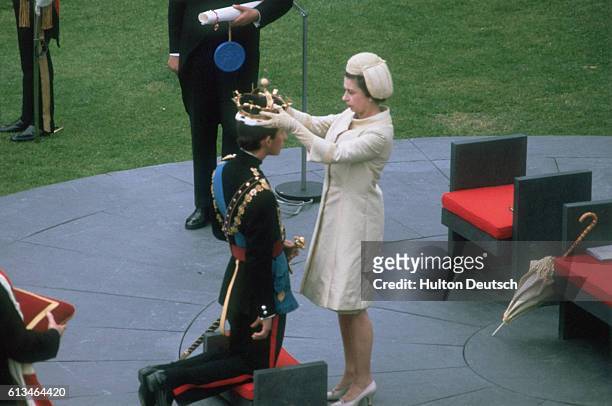 Prince Charles is invested as the Prince of Wales by his mother Queen Elizabeth at Caernarvon Castle, Wales, UK. | Location: Caernarvon, Gwynedd,...