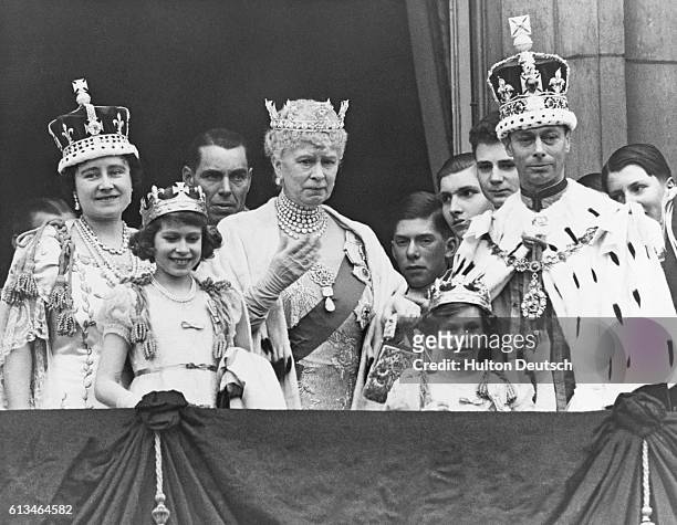 The Royal Family on the balcony at Buckingham Palace after the coronation of King George VI of England. Shown are : Queen Elizabeth; Princess...