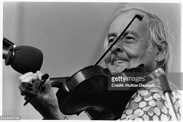 The French jazz violinist Stephane Grappelli .