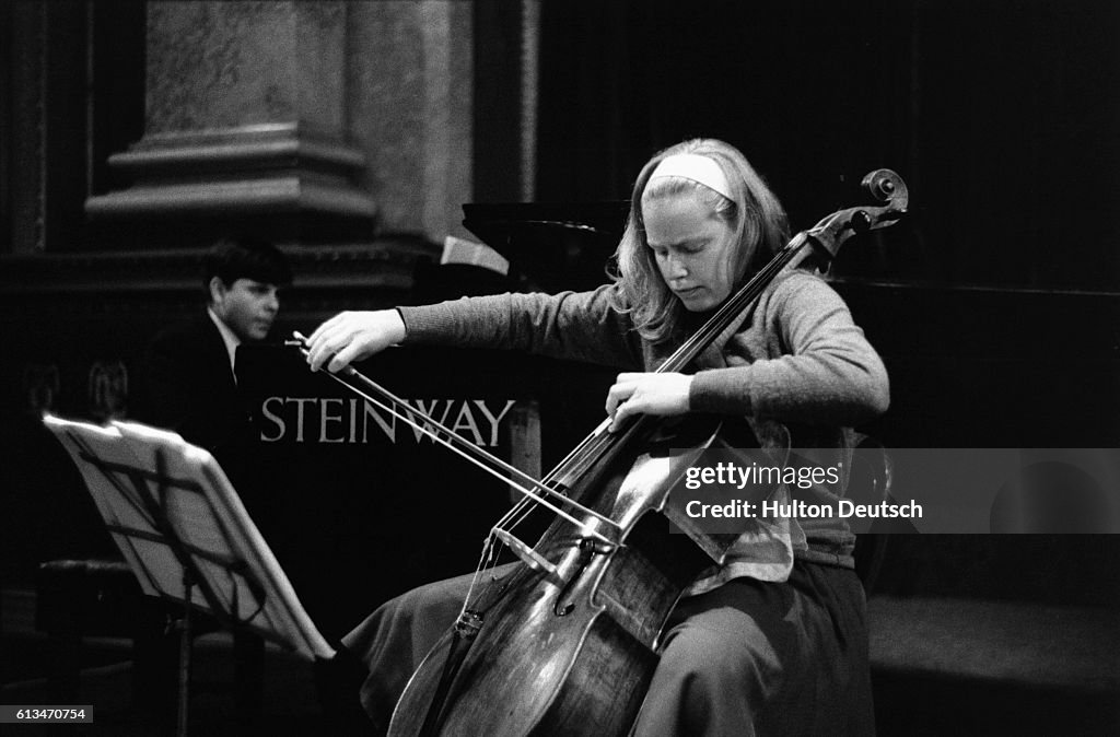 British Cellist Jacqueline Du Pre Performs 1964 In 1971 Ill Health british-cellist-jacqueline-du-pre-performs-1964-in-1971-ill-health