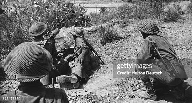 Jawans prepare to give covering fire to the advancing troops in the Lahore sector during the war between India and Pakistan.
