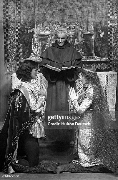 Vernon Steel as Romeo, Phyllis Neilson-Terry as Juliet and J. Fisher-White as Friar Laurence during the secret wedding of Romeo and Juliet in a scene...