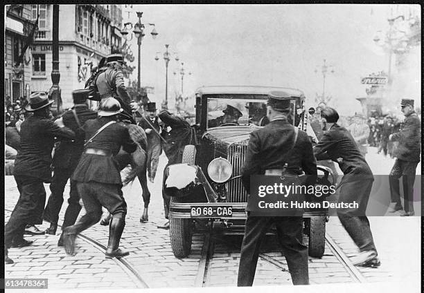 Police chase after the assassin of King Alexander I of Yugoslavia during a state visit to Marseille.