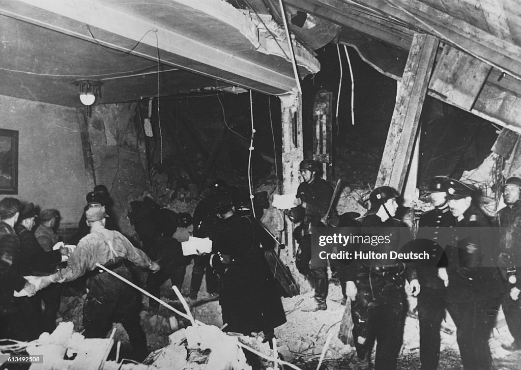 Piremen Firemen recover bodies from the ruins of the Beer Cellar in Munich ...