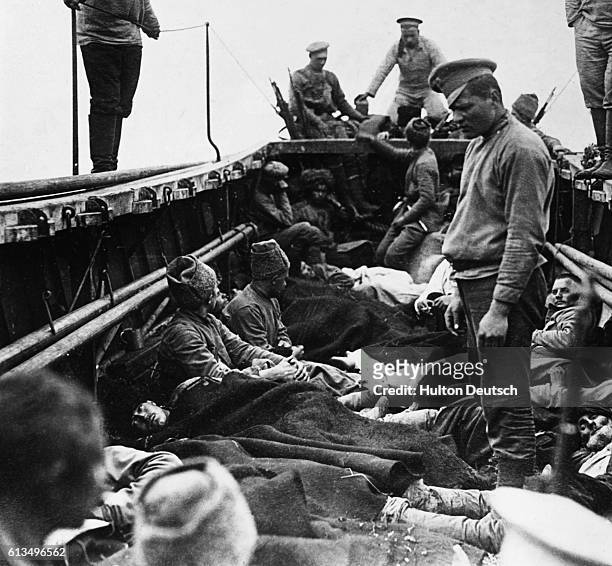 Lifeboats evacuate wounded soldiers and refugees following the fall of Trebizond , 1916.