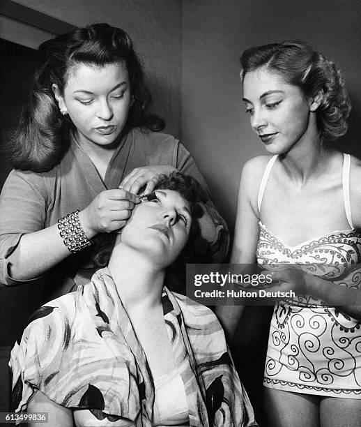 Aileen Chase, a former beauty queen, started a school for aspiring beauty queens in Southwick, Sussex. Using 18-year-old waitress Brenda O'Hara as a...