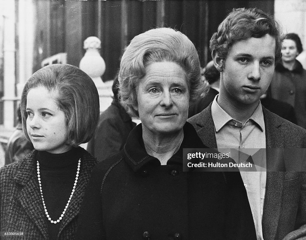 Caitlin Thomas The Widow Of The Welsh Poet Dylan With Her Children caitlin-thomas-the-widow-of-the-welsh-poet-dylan-with-her-children