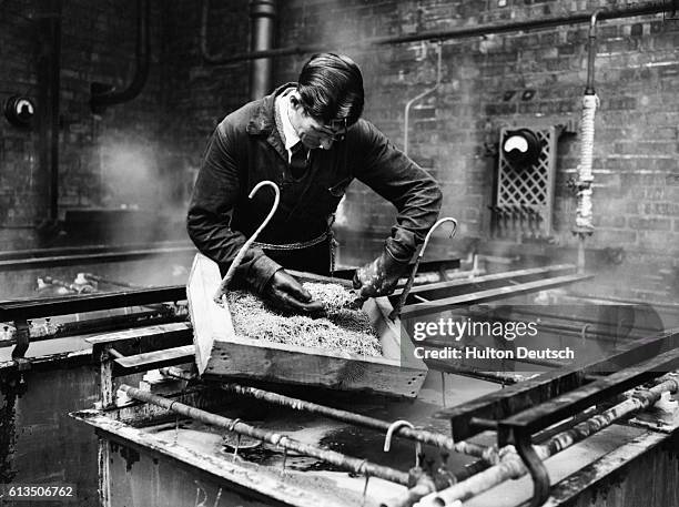 Plating Operator Electroplating Photos and Premium High Res Pictures - Getty Images