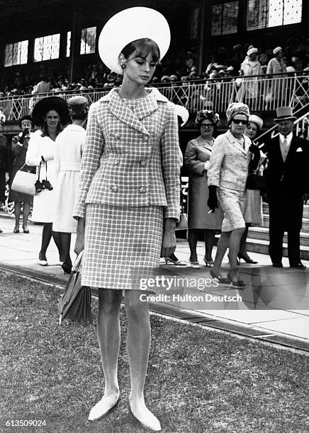 Jean Shrimpton, the English fashion model and international figure of the 1960s attracts the interest of passers-by at the Melbourne Cup.