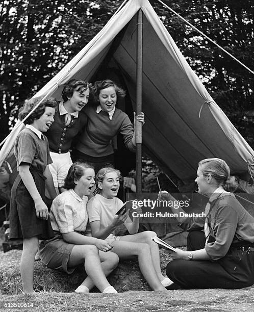 English Girl Guides are taught the Swedish song "Dar Gingo Tre Jantor I Solen" by a Swedish student teacher at the Hertfordshire County Council...