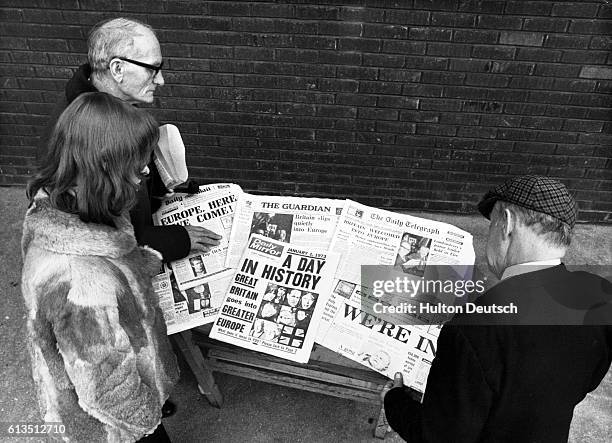 Londoners read the newspapers headlines about Britain's entry to the Common Market, January, 1973.