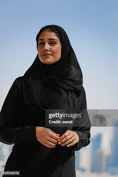 arab woman standing - arab women stockfoto's en -beelden
