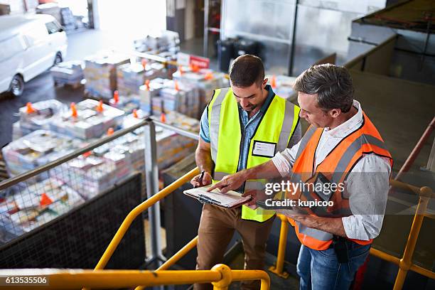 doble comprobación de su horario de envío - seguridad industrial fotografías e imágenes de stock