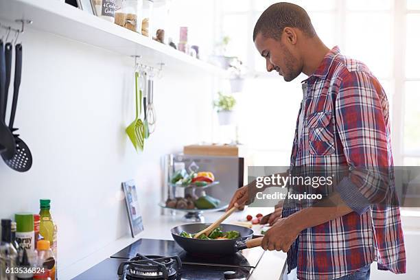 cocinar algo bueno en la cocina - checked shirt fotografías e imágenes de stock