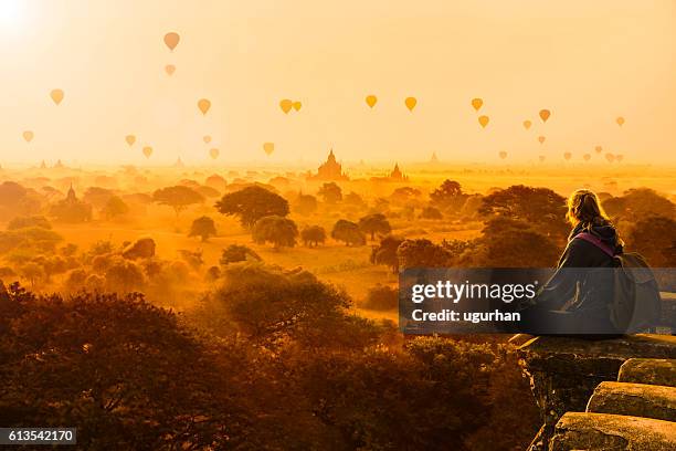 hot air balloons in bagan, myanmar - bagan stockfoto's en -beelden