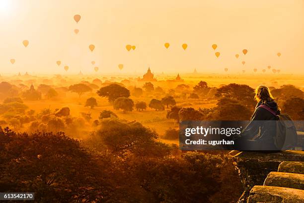 hot air balloons in bagan, myanmar - traditionally cambodian 個照片及圖片檔