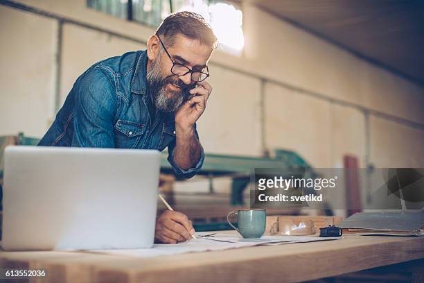 talking to a client. - tradesman real people man stock pictures, royalty-free photos & images