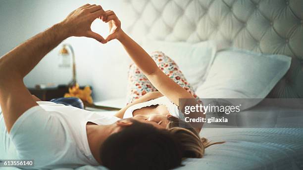 loving casal na cama. - couple and kiss and bedroom - fotografias e filmes do acervo
