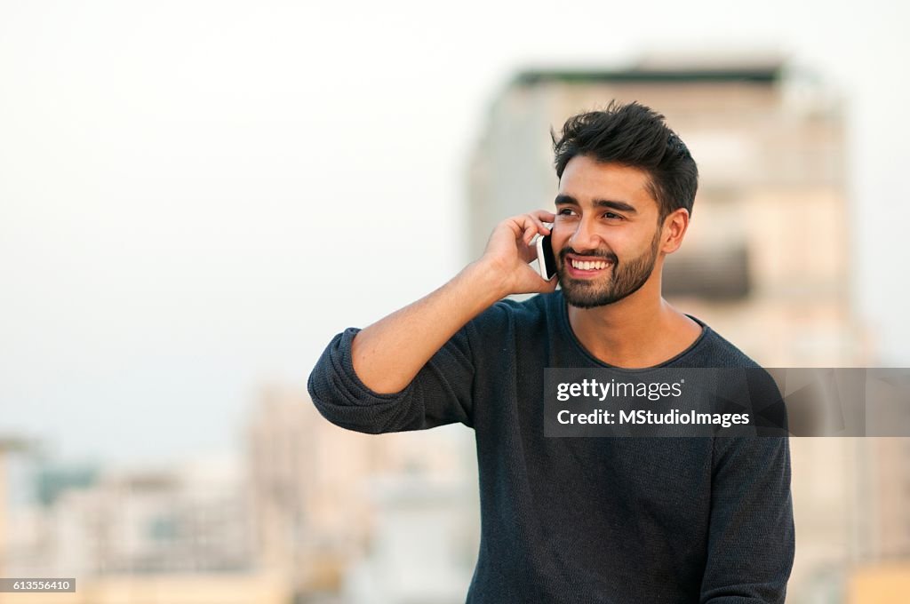 Bonito Homem a falar ao telemóvel.