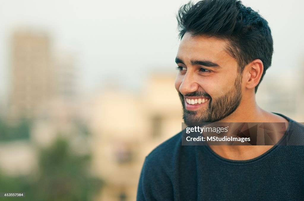 Un magnifique Portrait de souriant homme.