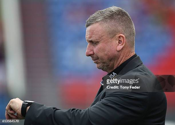 Mark Jones coach of the Jets during the round one A-League match between the Newcastle Jets and Adelaide United at Hunter Stadium on October 9, 2016...