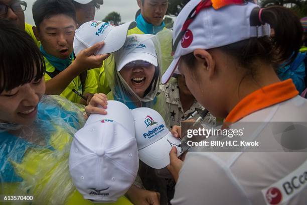 Ha Na Jang signs after winning the competition in the Fubon Taiwan LPGA Championship on October 9, 2016 in Taipei, Taiwan.