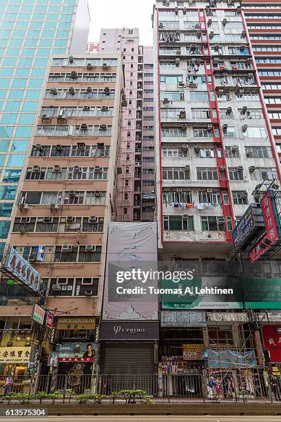 densely built residential buildings along the hennessy road in causeway bay on hong kong island in hong kong, china. - hennessy road photos et images de collection