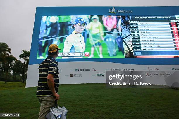 Spectator looks at the leader board in the Fubon Taiwan LPGA Championship on October 9, 2016 in Taipei, Taiwan.