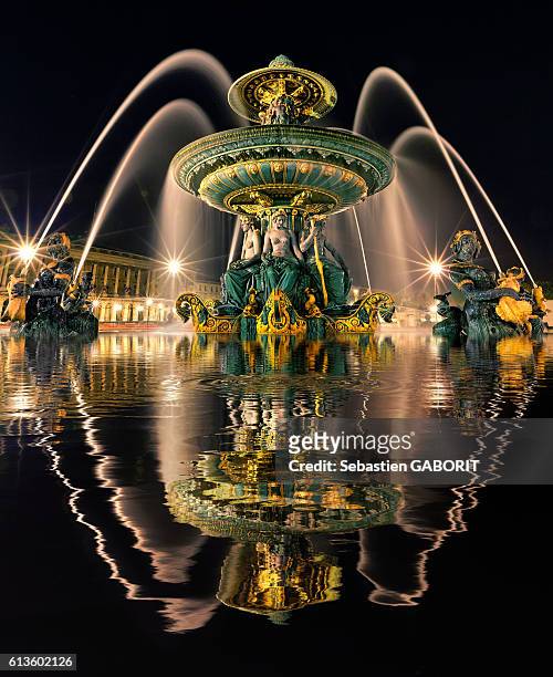 fountain at night at place de la concorde - place de la concorde stock pictures, royalty-free photos & images
