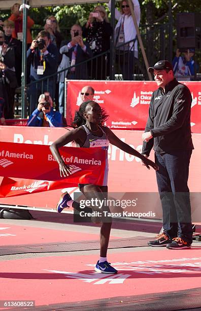 Florence Kiplagat of Kenya wins the women's race at the Bank of America Chicago Marathon on October 9, 2016 in Chicago, Illinois.