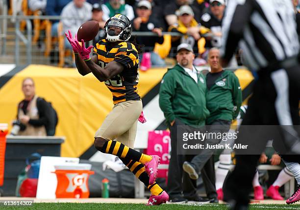 Sammie Coates of the Pittsburgh Steelers catches a 72 yard touchdown pass in the first quarter during the game against the New York Jets on October...