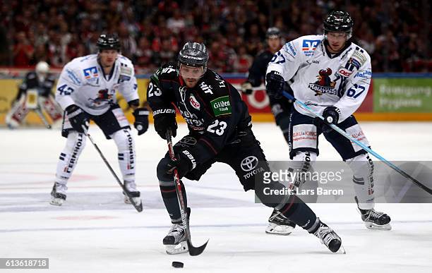 Max Reinhart in action during the DEL match between Koelner Haie and Iserlohn Roosters at Lanxess Arena on October 9, 2016 in Cologne, Germany.