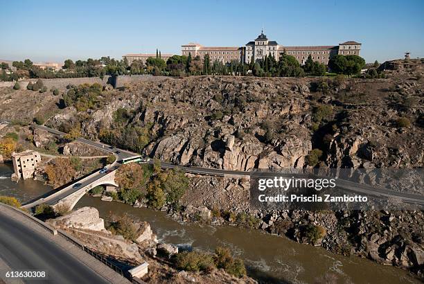 academia de infantería de toledo and tejo river, toledo, spain - infantería - fotografias e filmes do acervo