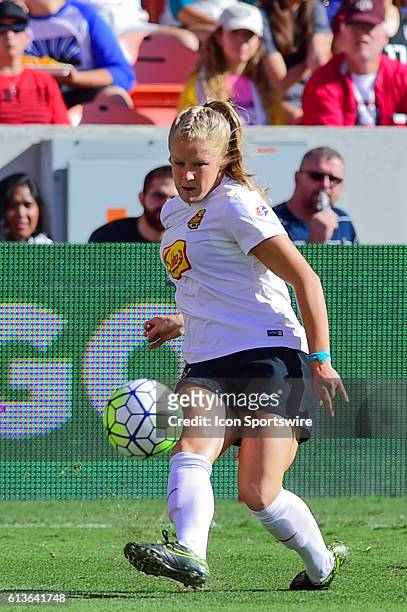 Flash midfielder McCall Zerboni centers the ball during the 2016 NWSL Championship soccer match between WNY Flash and Washington Spirit at BBVA...