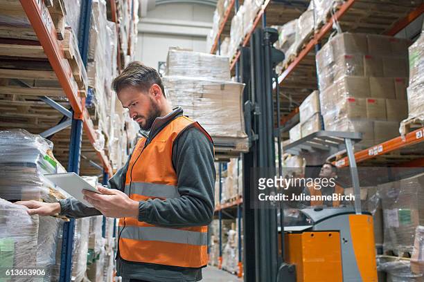 checking delivery palet in warehouse - check box bildbanksfoton och bilder