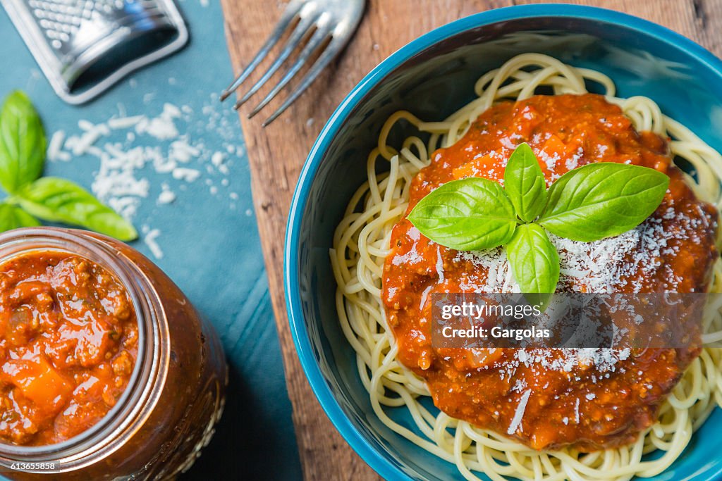 Bolognese Spaghetti mit Käse und Basilikum