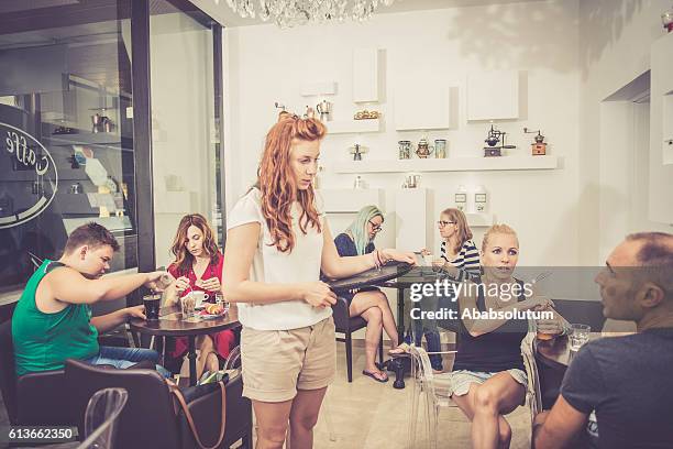 familien, studenten und kellnerin im coffee bar cafe trieste, europa - entsättigt stock-fotos und bilder