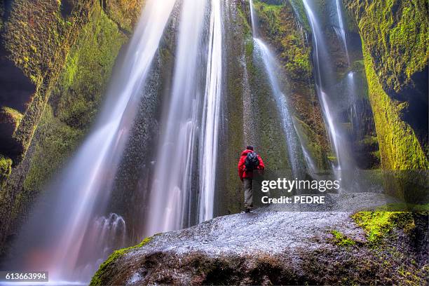 mann bewundert gljafrafoss wasserfall - private island stock-fotos und bilder