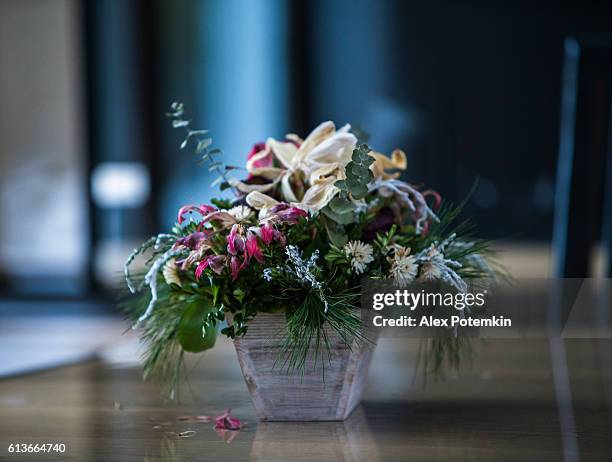 buquê de flores secas no vaso sobre a mesa - wilted plant - fotografias e filmes do acervo