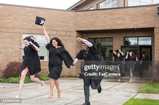 R Graduation A Group Of University Students Wearing Graduation Gowns High-Res Stock ...