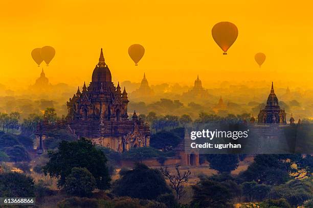 hot air balloons in bagan, myanmar - pagan stockfoto's en -beelden