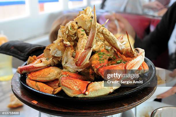 roasted whole dungeness crab - dungeness crab stock pictures, royalty-free photos & images