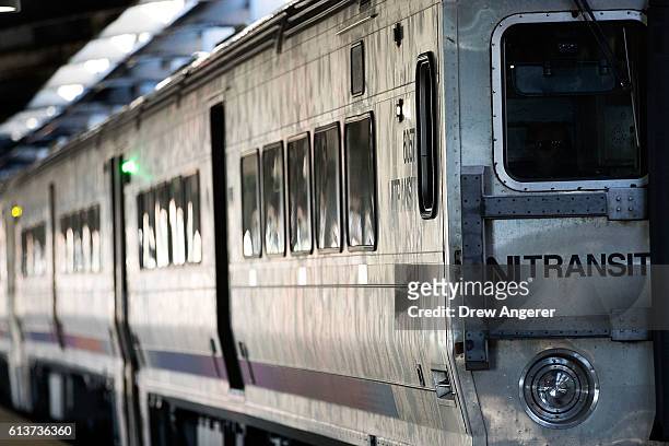 Land inflatie Gloed 690 Nj Transit Train Photos and Premium High Res Pictures - Getty Images