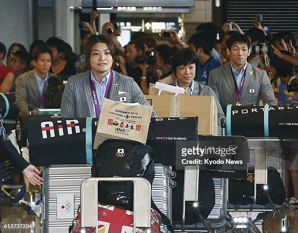 Japan - Kaori Icho, Hitomi Obara and Tatsuhiro Yonemitsu arrive at Narita airport from London on Aug. 14 with other members of the Japanese Olympic...