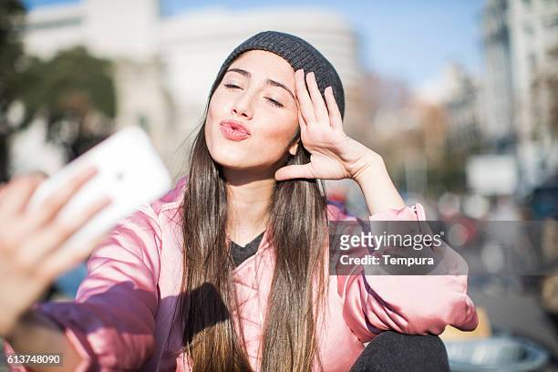 mujer joven con el teléfono inteligente en barcelona, la tecnología. - girl selfie fotografías e imágenes de stock