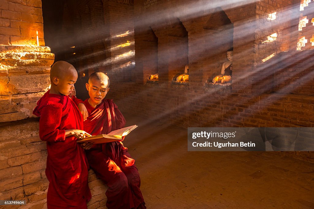 Jóvenes monjes budistas en Myanmar